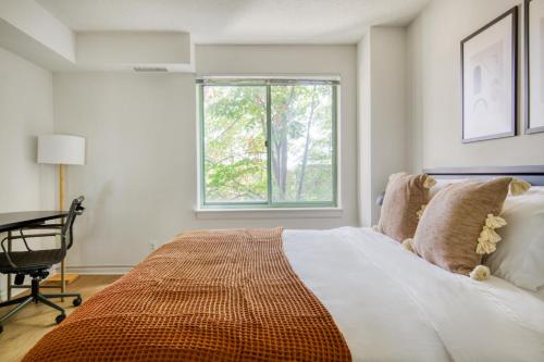 ein Schlafzimmer mit großem Bett und Fenster in der Unterkunft Ballston 1BR w gym pool near Restaurants WDC-601 in Arlington