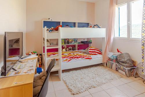 1 Schlafzimmer mit 2 Etagenbetten und einem Schreibtisch in der Unterkunft Maison provençale familiale au calme avec piscine in Chateauneuf Villevieille
