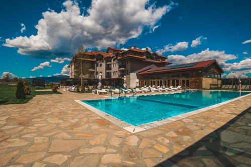 une grande piscine en face d'un bâtiment dans l'établissement Thermal Hotel Seven Seasons, à Banya