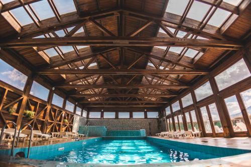 a large swimming pool with a wooden ceiling at Thermal Hotel Seven Seasons in Banya