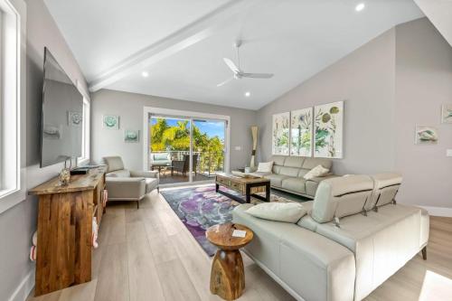 Khu vực ghế ngồi tại Four-Bedroom House