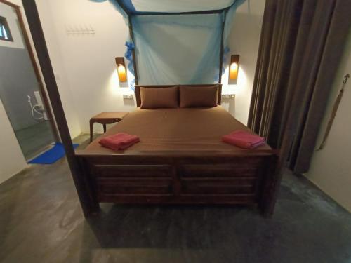 ein Schlafzimmer mit einem Himmelbett in der Unterkunft Ocean Bliss in Pottuvil