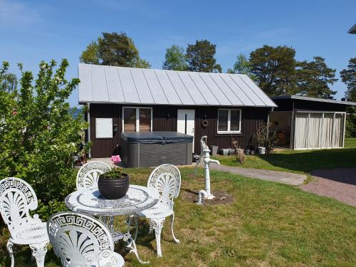 einen Tisch und Stühle vor einem Haus in der Unterkunft Drag 171 Villa Sjödal in Drag