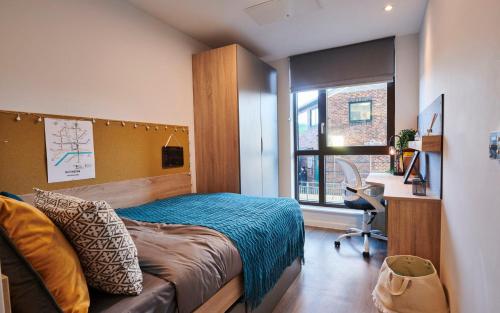 um quarto com uma cama, uma secretária e uma cadeira em For Students Only Ensuite Bedrooms with Shared Kitchen at York House in Nottingham em Nottingham