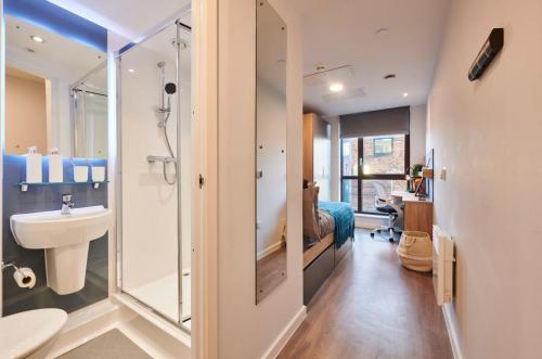 a bathroom with a shower and a toilet and a sink at For Students Only Ensuite Bedrooms with Shared Kitchen at York House in Nottingham in Nottingham