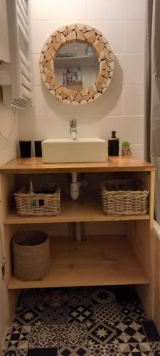 une salle de bain avec un lavabo et un miroir dans l'établissement Studio Estany 4 personnes avec vue montagne, à Font-Romeu-Odeillo-Via