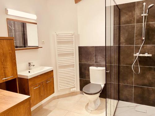 Ein Badezimmer in der Unterkunft 4-Star Tourism Rated Holiday Home, 6 Bedrooms, with Air Con & Private Heated 10x4M Salt Water Pool - 40 Mins from Bergerac