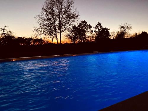Der Swimmingpool an oder in der Nähe von 4-Star Tourism Rated Holiday Home, 6 Bedrooms, with Air Con & Private Heated 10x4M Salt Water Pool - 40 Mins from Bergerac