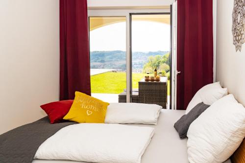 two beds in a room with a window at Urlaubsoase Hügelperle in Bad Gleichenberg