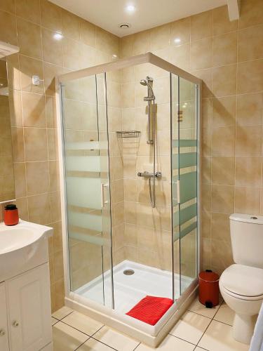 Ein Badezimmer in der Unterkunft 4-Star Tourism Rated Holiday Home, 6 Bedrooms, with Air Con & Private Heated 10x4M Salt Water Pool - 40 Mins from Bergerac