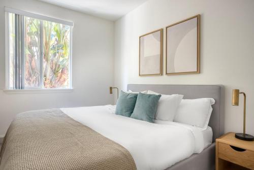 Postel nebo postele na pokoji v ubytování Playa Vista 1br w pool gym bbq nr 405 LAX-1056