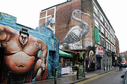 un edificio con un gran mural en su lateral en Garden Flat, en Londres