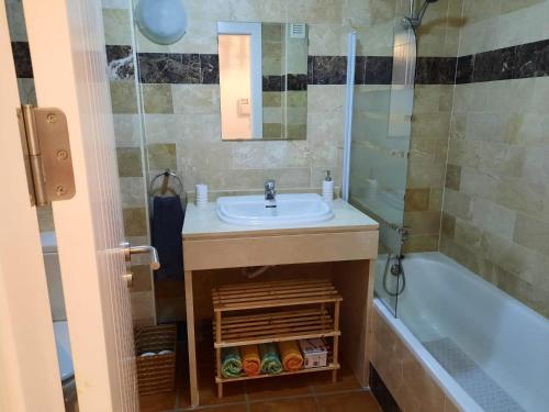 Spirit of Mojacar Playa Resort 'Casa Juana' في موجاكار: حمام مع حوض وحوض استحمام