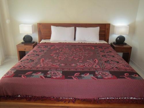 Кровать или кровати в номере Mesari Homestay & Warung