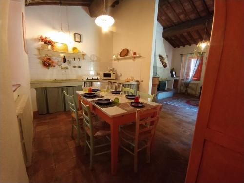 a kitchen with a table and chairs in a room at Agriturismo Paneolio in Villa Collemandina