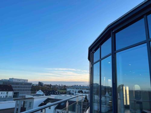- un balcon offrant une vue sur la ville dans l'établissement The Penthouse Suite Apartment, à Stierstadt