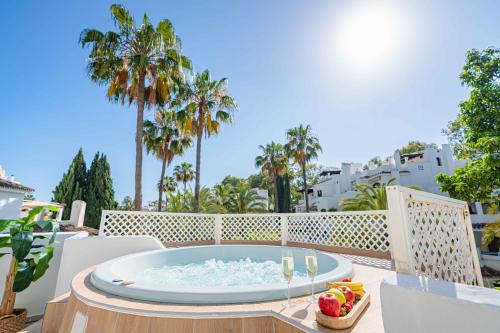 Golden Beach Holiday Home - Private Jacuzzi, 4 Swimming Pools & Direct Access to the Beach
