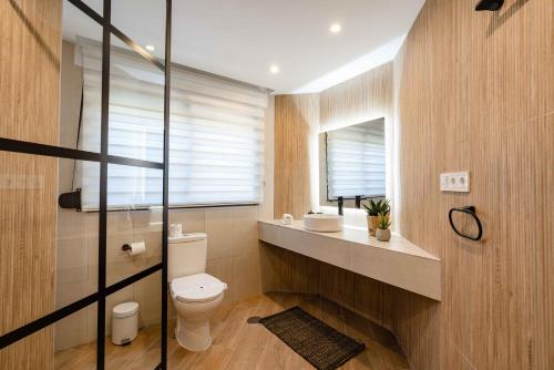 Golden Beach Holiday Home - Private Jacuzzi, 4 Swimming Pools & Direct Access to the Beach