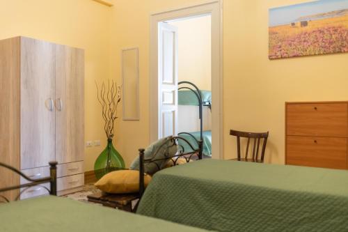um quarto com uma cama, uma cómoda e uma janela em casa vacanza Noctua em Galatina