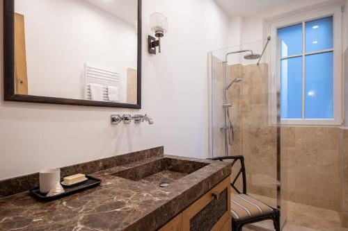 une salle de bain avec un lavabo et une douche dans l'établissement Appartement de charme à Montmartre, à Paris