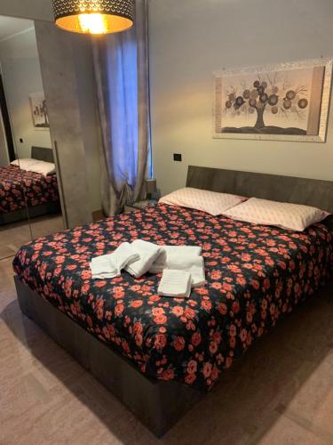 een slaapkamer met een bed met handdoeken erop bij B & B Villa Fiorella in Termoli