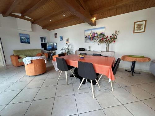 Photo de la galerie de l'établissement Maison familiale proche plage et port, avec terrasse équipée, Netflix, WiFi, ménage inclus - FR-1-224B-110, à Noirmoutier-en-l'lle