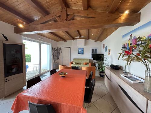 Photo de la galerie de l'établissement Maison familiale proche plage et port, avec terrasse équipée, Netflix, WiFi, ménage inclus - FR-1-224B-110, à Noirmoutier-en-l'lle