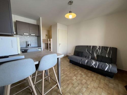 - une cuisine avec une table et un lit dans une chambre dans l'établissement Studio 4 Pers, Balcon, Proche Plage, Quartier Avant-Port, Parking Public, Animaux Bienvenus - FR-1-702-4, au Cap d'Agde