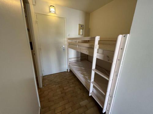 une chambre avec un lit superposé vide dans une pièce dans l'établissement Studio 4 Pers, Balcon, Proche Plage, Quartier Avant-Port, Parking Public, Animaux Bienvenus - FR-1-702-4, au Cap d'Agde