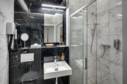 Koupelna v ubytování Avanti Hotel