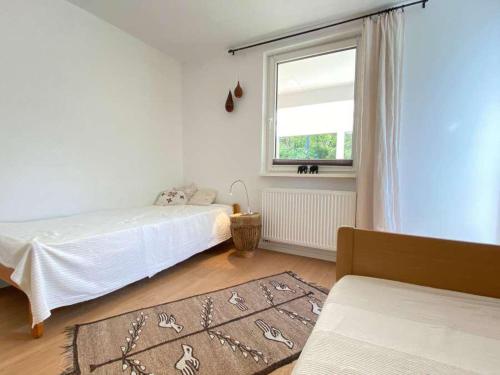 1 Schlafzimmer mit 2 Betten und einem Fenster in der Unterkunft Ferienwohnung Heide-Tukkul in Hermannsburg