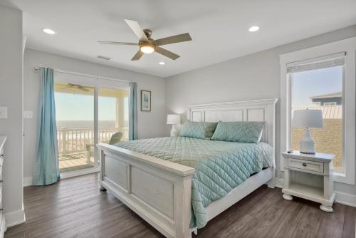 um quarto com uma cama e vista para o oceano em Wishing Well em Oak Island
