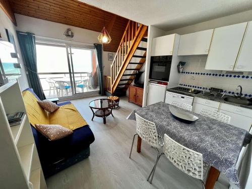une cuisine et une salle à manger avec une table et des chaises dans l'établissement Quiberon - Appartement 2 pièces + mezzanine - 4 pers - 45m² avec parking - FR-1-478-243, à Quiberon