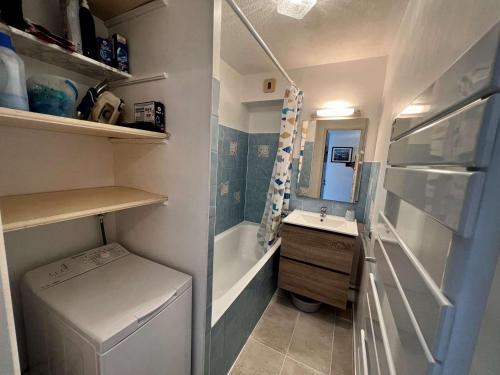 une petite salle de bain avec un lavabo et une baignoire dans l'établissement Quiberon - Appartement 2 pièces + mezzanine - 4 pers - 45m² avec parking - FR-1-478-243, à Quiberon
