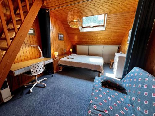 une chambre avec un lit et un bureau dans une pièce dans l'établissement Quiberon - Appartement 2 pièces + mezzanine - 4 pers - 45m² avec parking - FR-1-478-243, à Quiberon