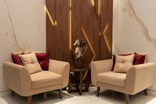 Un lugar para sentarse en Red Carpet Hotel & Suites
