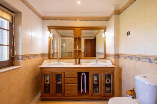 un bagno con due lavandini e uno specchio di casabraga.207 - Villa with Pool Bom Jesus a Braga