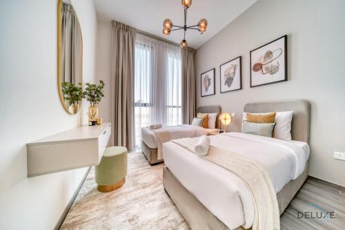 ein Schlafzimmer mit einem großen Bett und einem Spiegel in der Unterkunft Charming 2BR with Assistant Room at Mesk 1 Midtown Dubai Production City by Deluxe Holiday Homes in Dubai