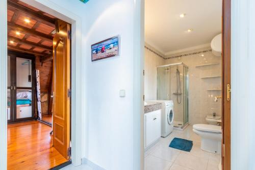 een badkamer met een toilet en een wastafel bij Villa Pelach in Calonge