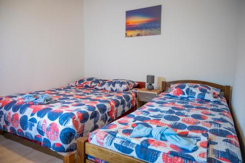 dos camas sentadas una al lado de la otra en un dormitorio en Vikendica Luka, 