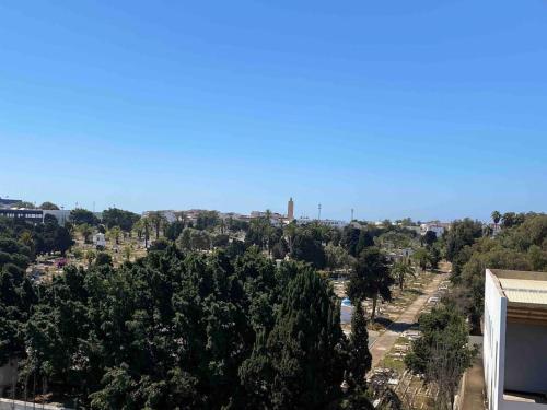 uma vista superior de uma cidade com árvores e um edifício em Appart spacieux et calme à 2 pas du TGV Agdal em Rabat