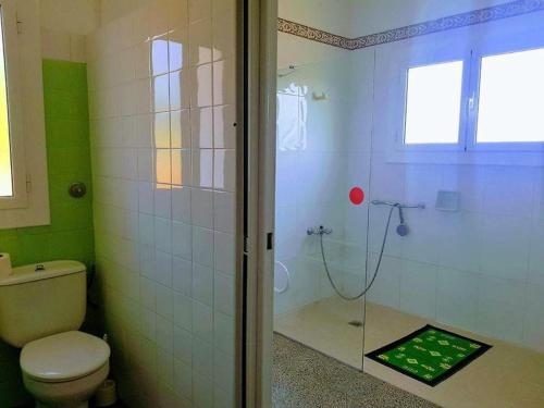 baño con ducha, aseo y puerta de cristal en CAL RUSC ALLOTJAMENT RURAL en Crespiá
