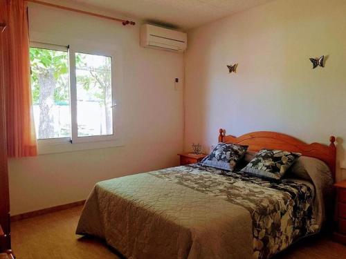 1 dormitorio con cama y ventana en CAL RUSC ALLOTJAMENT RURAL, en Crespiá