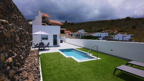 eine Villa mit einem Pool und einem Haus in der Unterkunft Mireya home in Icod de los Vinos
