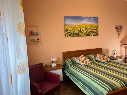 1 dormitorio con cama y una foto de girasol en Vicino a tutto, en Vercelli