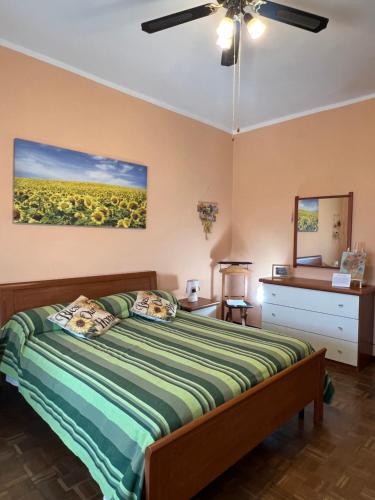 - une chambre avec un lit et un ventilateur de plafond dans l'établissement Vicino a tutto, à Verceil