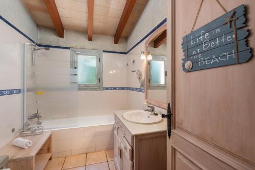 カンパネにあるCa Na Rosaのバスルーム(洗面台、トイレ、鏡付)