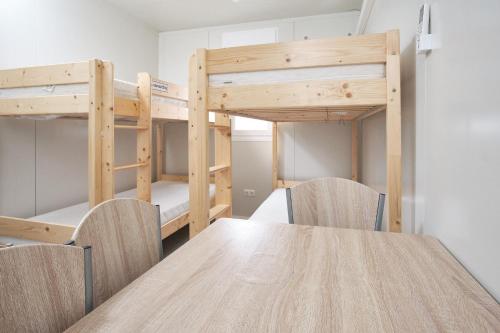 سرير بطابقين أو أسرّة بطابقين في غرفة في Hostel Industrial