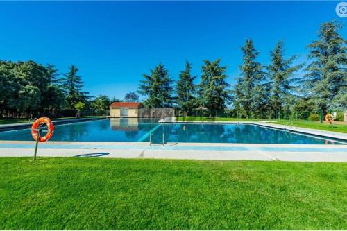 une grande piscine au milieu d'une cour dans l'établissement Casita de Invitados con entrada privada, piscina y aire acondicionado, à Valdemorillo