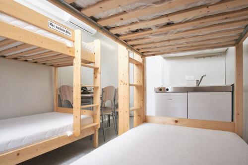 מיטה או מיטות קומותיים בחדר ב-Hostel Industrial